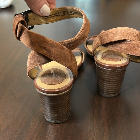 CLARKS Women's RALENE SHEEN Open Toe Sandals Stacked Heel Dark Tan Size 6.5 - Picture 11 of 17